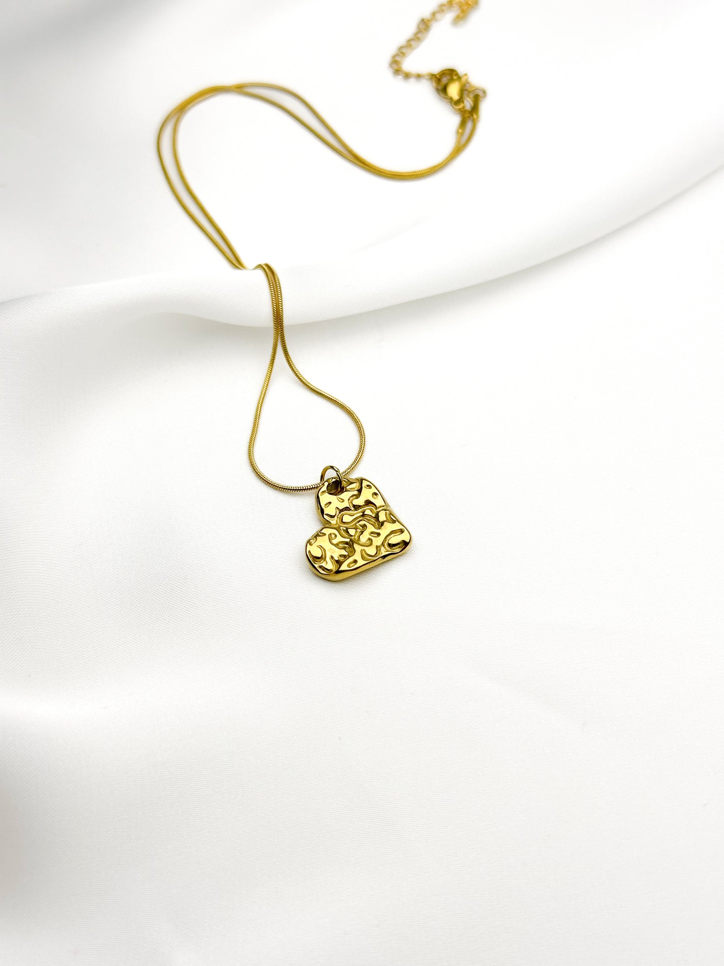 Collar VALENTÍA | Colgante corazón dorado