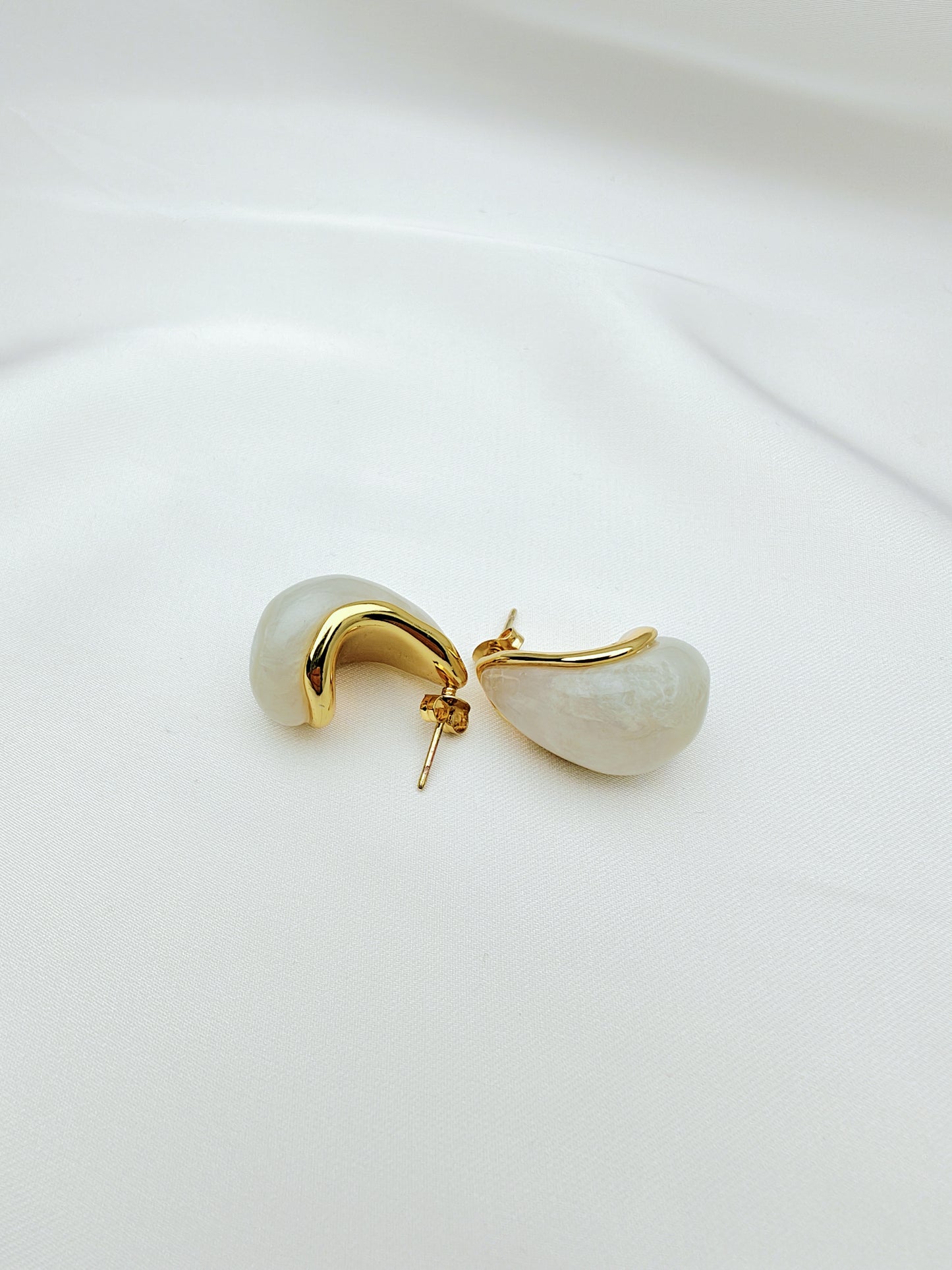 Pendientes NUBES | Pendientes blancos y dorados elegantes