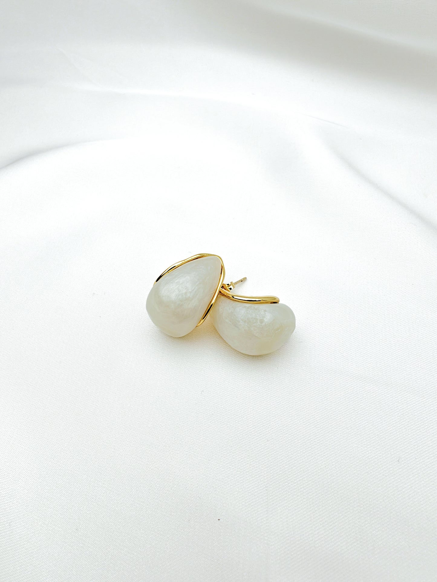 Pendientes NUBES | Pendientes blancos y dorados elegantes